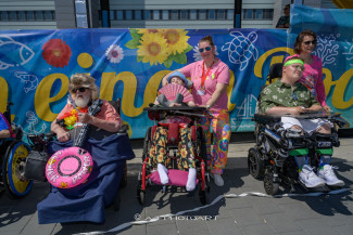 Rollstuhl-Inklusionstruck beim Schlagermove 2023