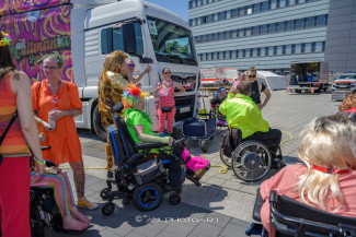 Rollstuhl-Inklusionstruck beim Schlagermove 2023
