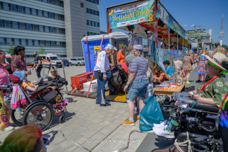 Rollstuhl-Inklusionstruck beim Schlagermove 2023