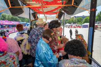 Rollstuhl-Inklusionstruck beim Schlagermove 2023