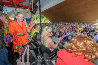 Rollstuhl-Inklusionstruck beim Schlagermove 2023