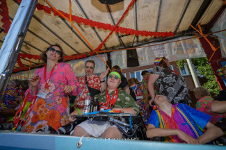 Rollstuhl-Inklusionstruck beim Schlagermove 2023