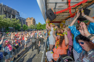 Rollstuhl-Inklusionstruck beim Schlagermove 2023