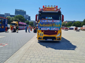 Rollstuhl-Inklusionstruck beim Schlagermove 2023